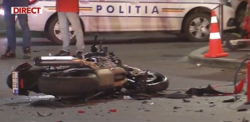 Motociclist în stare critică, după un accident grav produs în Capitală. „M-a cutremurat cât de mult s-a dus mașina”