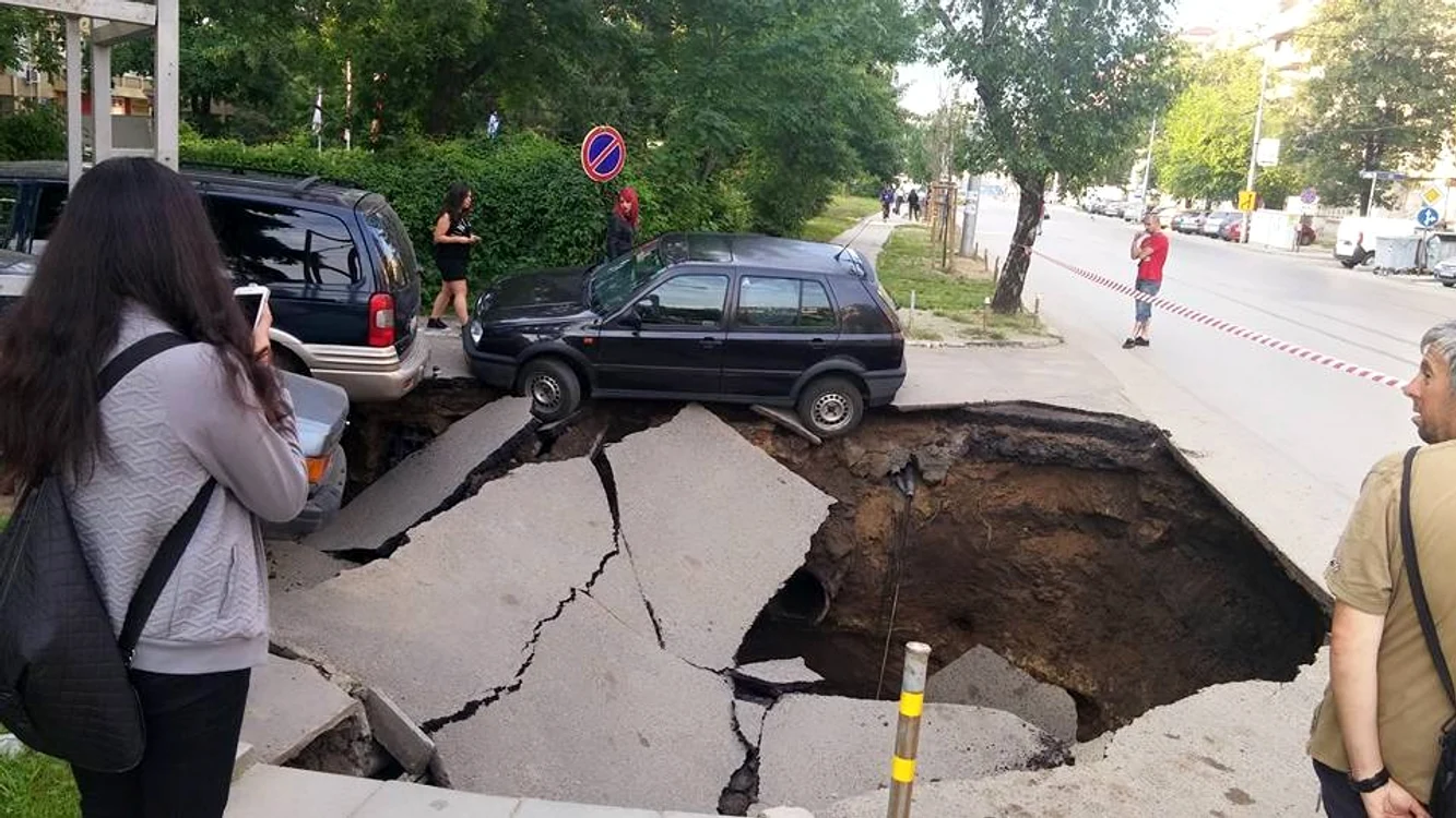 Trecătorii au făcut poze craterului din unghiuri diferite