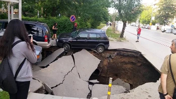 Trecătorii au făcut poze craterului din unghiuri diferite