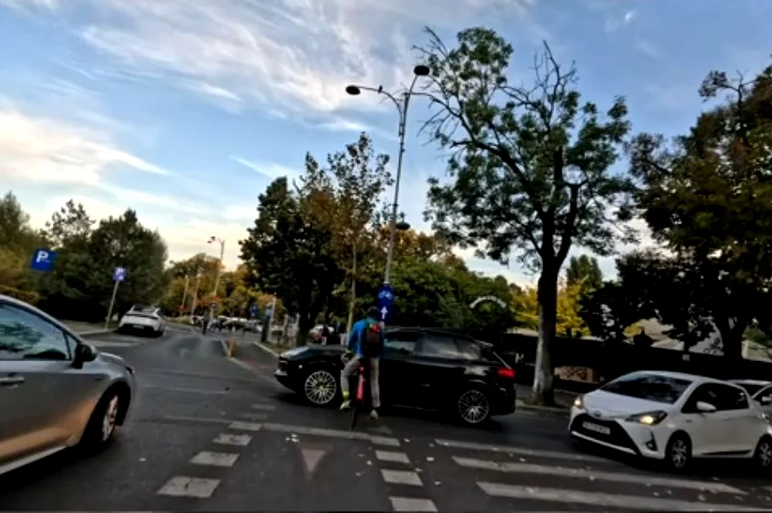 Biciclistul enervat de șoferul care nu l-a așteptat