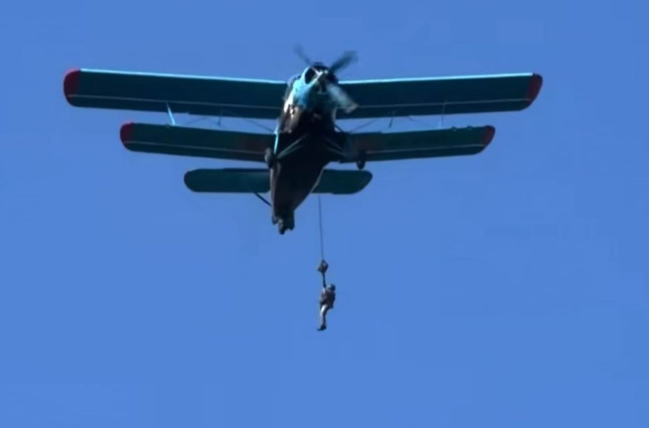 Momentul șocant în care un parașutist militar a rămas agățat de un avion în timpul unui exercițiu. A atârnat în aer aproape două minute
