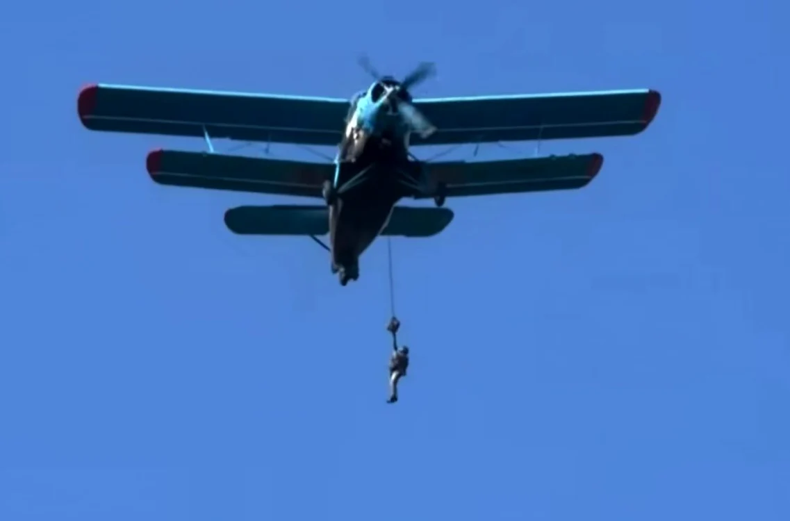 Un paraşutist militar a rămas agăţat de avion, după un salt ratat lângă Buzău Foto: captură video