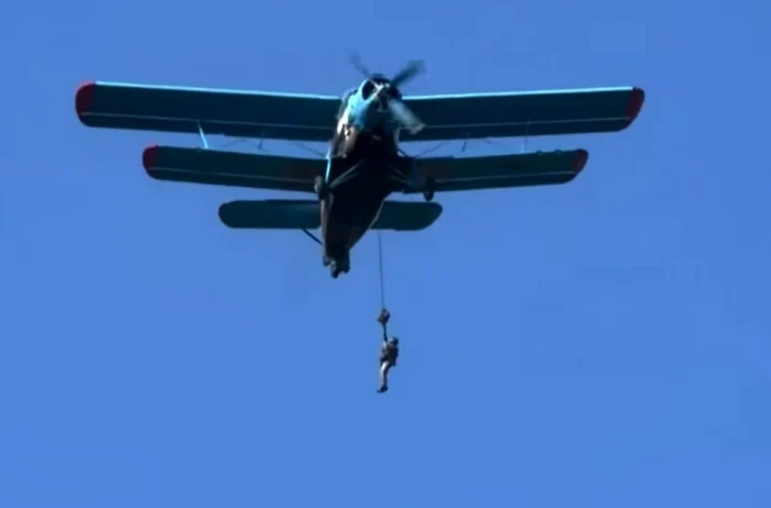 Un paraşutist militar a rămas agăţat de avion, după un salt ratat lângă Buzău Foto: captură video