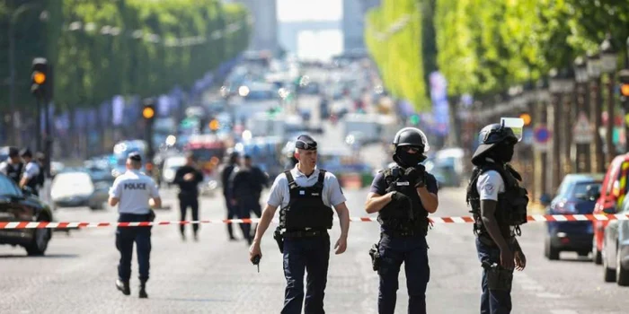 Forţe de ordine franceze pe Champs-Elysees FOTO AFP