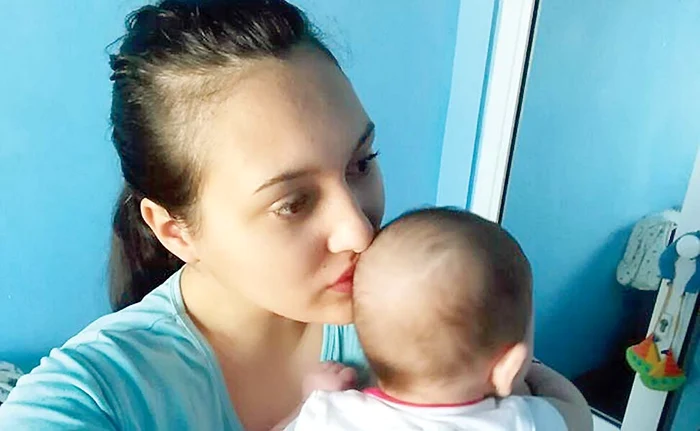 
    Diana Dulgheru îşi strânge puiul la piept   