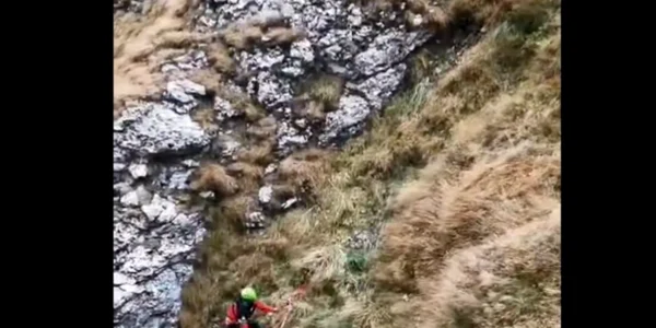 Cadavrul unui tânăr dispărut în Bucegi la 8 octombrie a fost găsit și recuperat de salvamontiști  FOTO Captura Video png