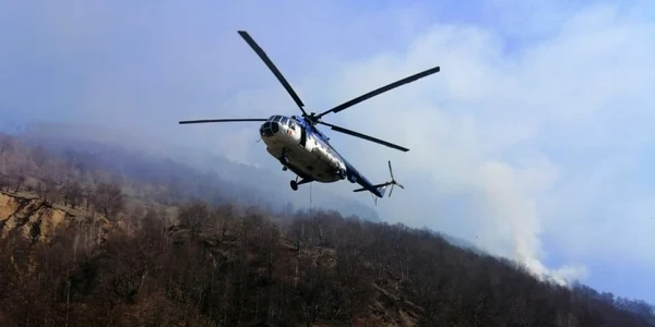 Elicopterul Aviaţiei trimis pentru salvarea pădurilor din munţii Lotrului - judeţul Vâlcea transformate în scrum Foto ISU Vâlcea