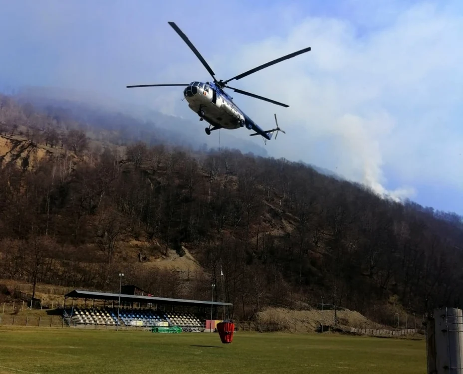 Elicopterul Aviaţiei trimis pentru salvarea pădurilor din munţii Lotrului - judeţul Vâlcea transformate în scrum Foto ISU Vâlcea