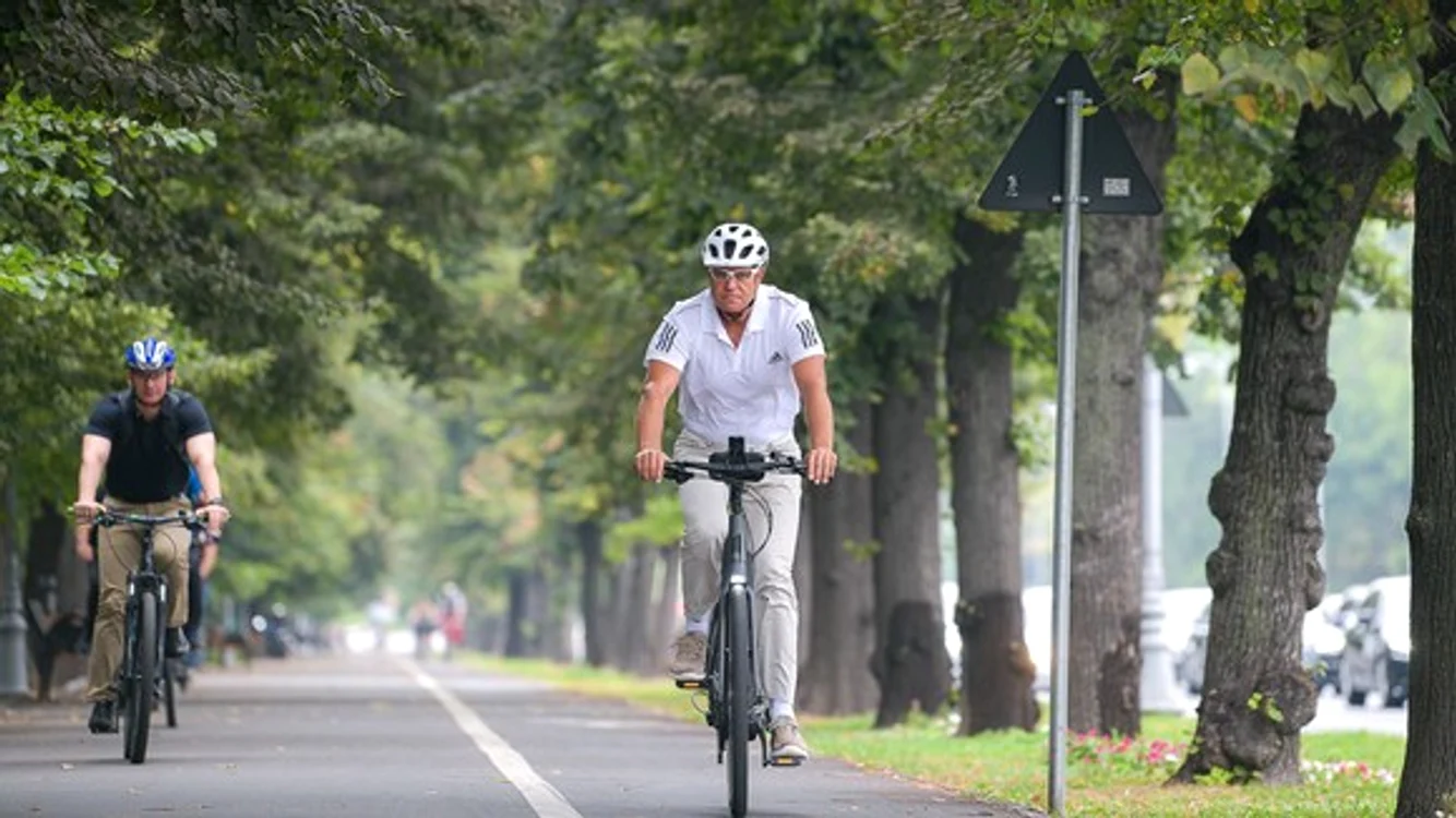 Klaus Iohannis a lăsat mașina în garaj și a mers la Cotroceni pe bicicletă, prin traficul infernal de dimineață. A ales o zi mai răcoroasă, când nu se anunță caniculă în BucureștiSursa foto: Presidency.ro