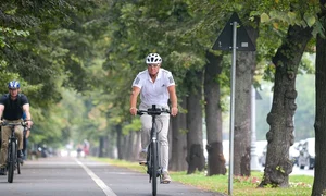 presedintele klaus iohannis pe bicicleta jpeg