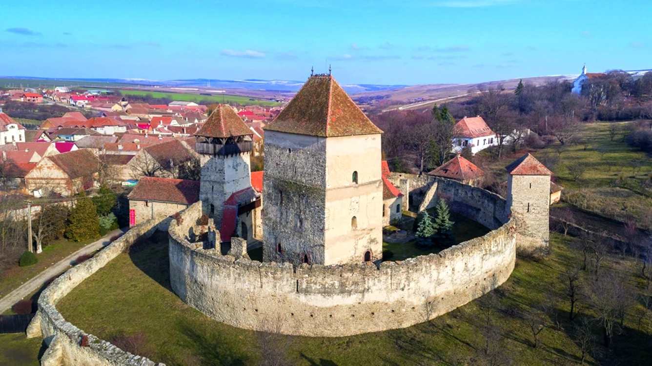 Cetatea Câlnic, realizată în stil romanic, nu domină prin dimensiuni, ci prin istorie