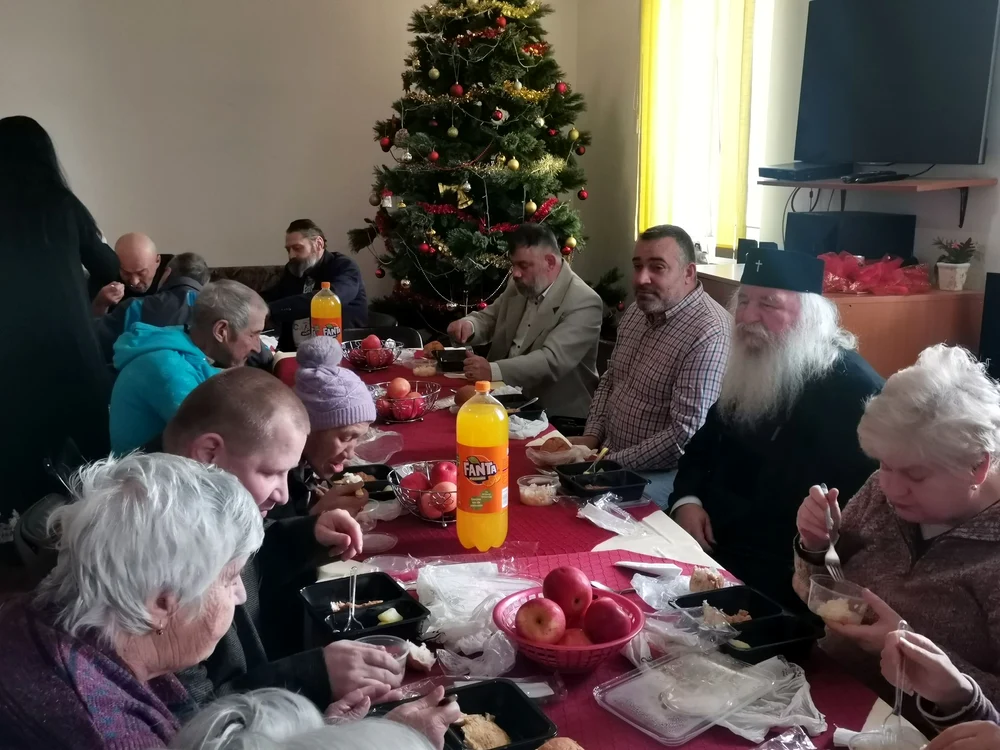 Mitropolitul Banatului ia masa cu sărmanii FOTO Ștefan Both