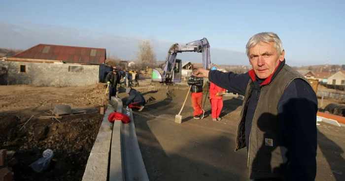 Bondi Zoltan arată spre terenul despre care zice că i s-a furat.