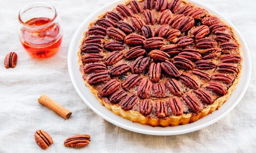 Tarta cu nuci pecan si caramel  Sursa foto shutterstock 2377061455 jpg