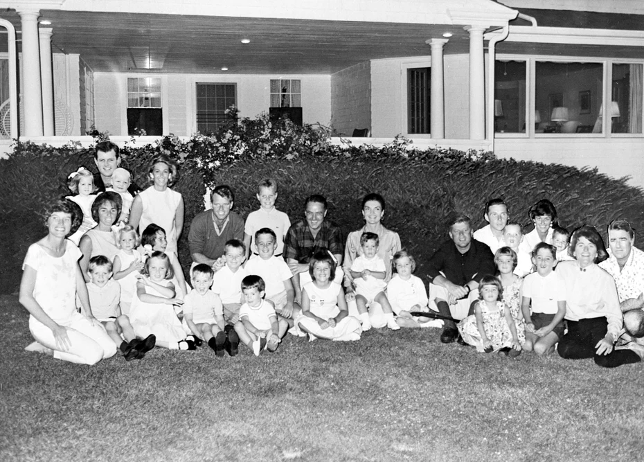 Montaj de familie din 1961 în fața reședinței din Hyannis Port, întreaga generație Kennedy