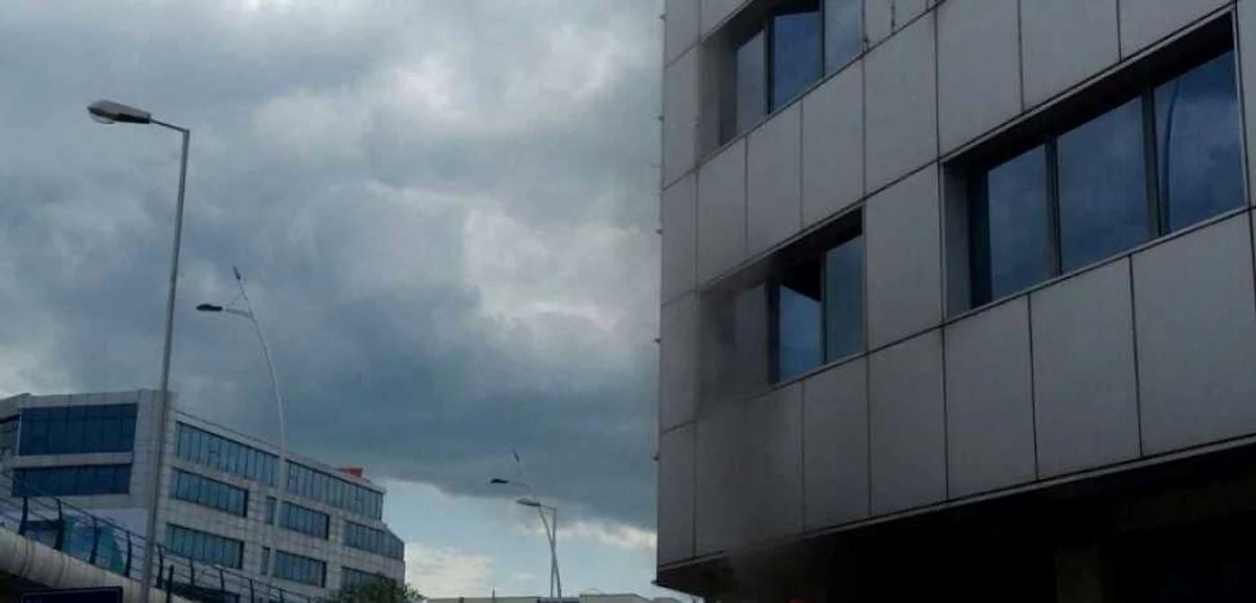 O cameră a unei clădiri de birouri din Capitală a luat foc FOTO ISU Bucureşti - Ilfov