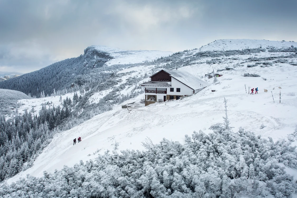 Cabana Dochia, un refugiu montan din Ceahlău FOTO Facebook