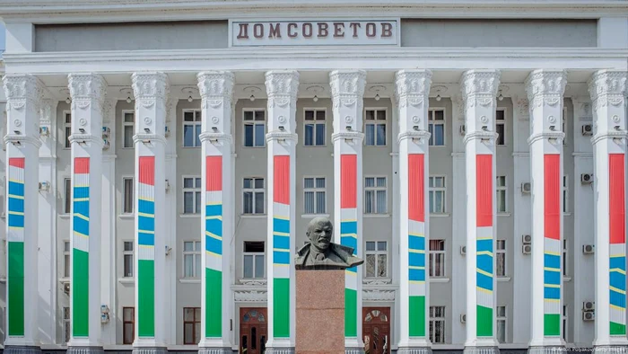 Bustul lui Lenin în fața Casei Sovietelor din Tiraspol