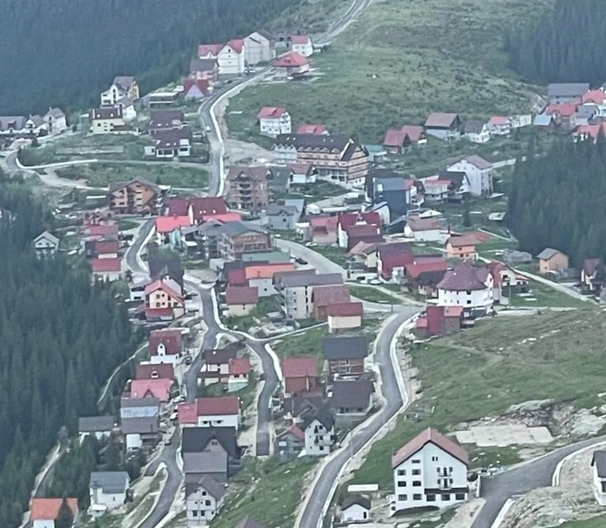 Proprietarii de unităţi de cazare din Rânca aşteaptă deschiderea sezonului de iarnă