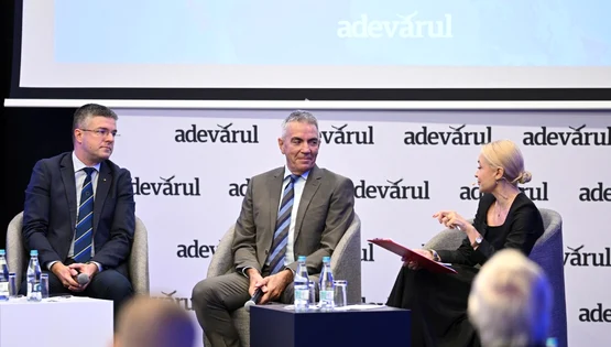 Dragoș Anastastiu ți Irineu Darău la Travel Forum 2026 by Adevărul  Foto Ovidiu Udrescu jpeg