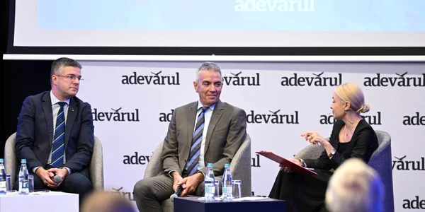 Dragoș Anastastiu ți Irineu Darău la Travel Forum 2026 by Adevărul  Foto Ovidiu Udrescu jpeg