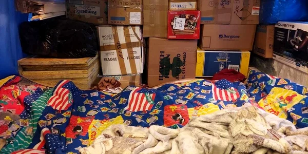 Il pullman trasformato in un magazzino con ogni genere di prodotto jpg
