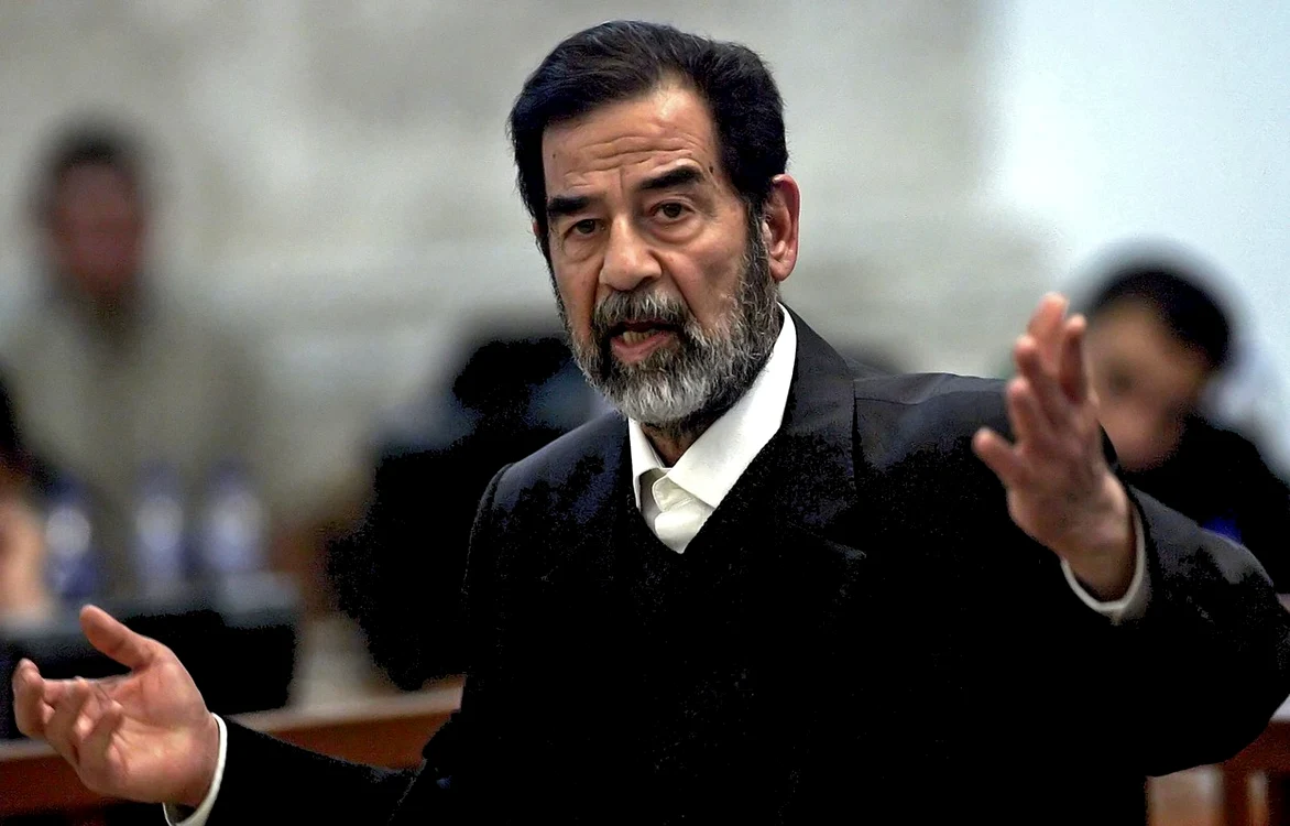 Saddam Hussein , în timpul procesului. Foto Profimedia