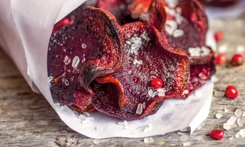 chipsuri de sfecla rosie la cuptor jpg