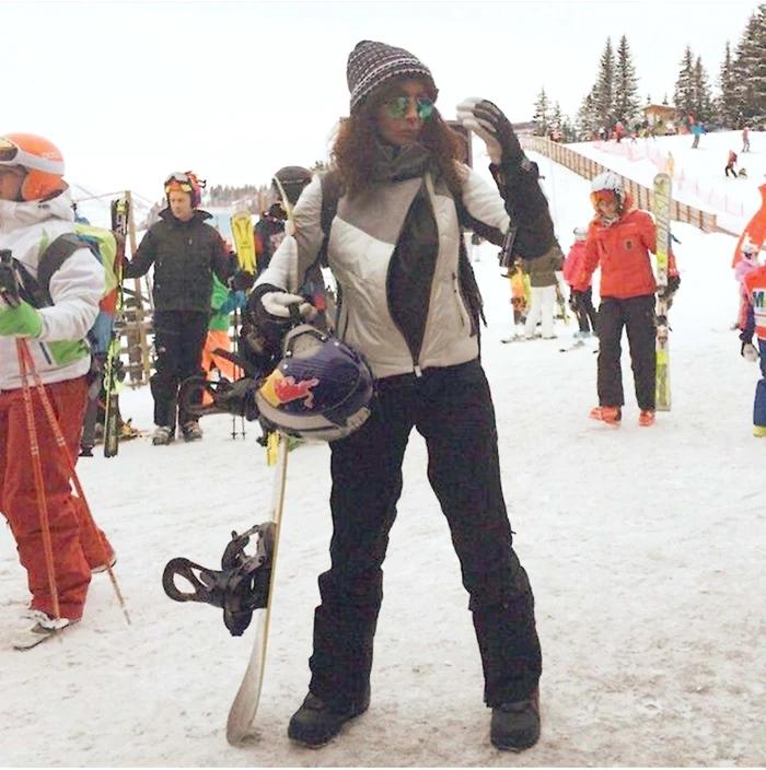 
    Anul trecut, Nicoleta și-a strivit bustul de pârtie  