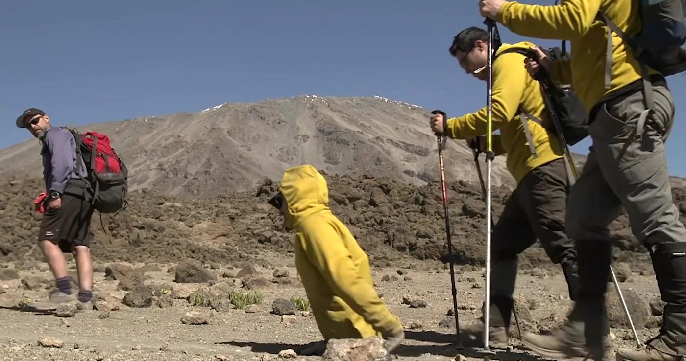 Lecția de curaj a unui bărbat fără picioare care a cucerit Kilimanjaro/sursa foto: Youtube BuzzFeed