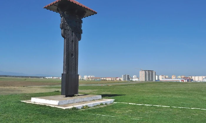 Înălţată în 1925, Troiţa lui Mihai Viteazul de la Şelimbăr marchează locul unde au fost îngropaţi ostaşii căzuţi în bătălia din 1599, printr-o movilă de pământ şi o cruce de lemn (foto: Consiliul Județean Sibiu)