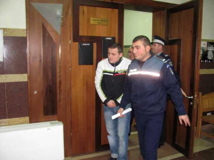 Alin Patrichi a fost adus la Tribunal cu cătușe pe mâini