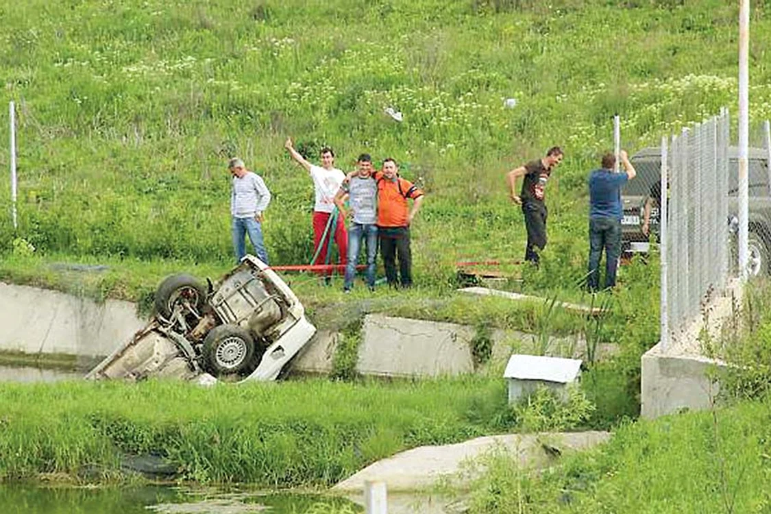 
    Mândri de isprava lor,  tinerii s-au fotografiat şi  au pus pozele pe Internet (FOTOGRAFII: Monitorul de Botoşani)  