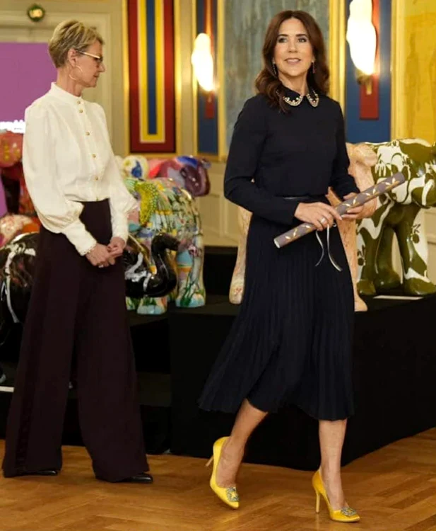 Mary, ravisantă cu pantofi Manolo Blahnik (8) jfif