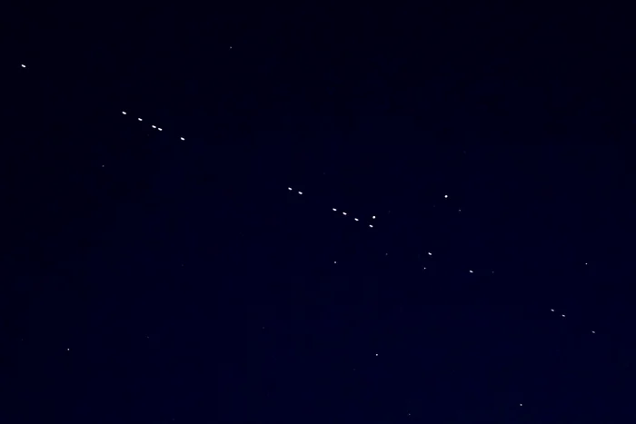 Sateliții apar ca niște puncte foarte luminoase, care se deplasează rapid, unul după altul. Imaginea poate fi asemuită unui trenuleț incandescent