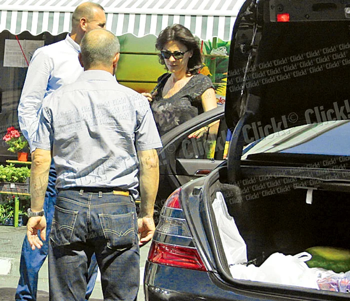 Adina Alberts verifică  atent cumpărăturile