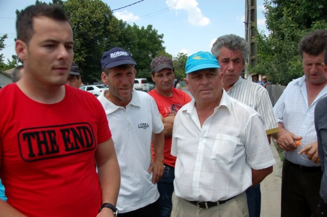 Grupul protestatarilor din Vlădeni, judeţul Ialomiţa FOTO: Mădălin Sofronie