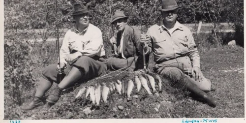 Imagini de arhivă- Mihail Sadoveanu după o partidă de pescuit alături de Ionel Pop - în stânga Foto clubulvanatorilor ro