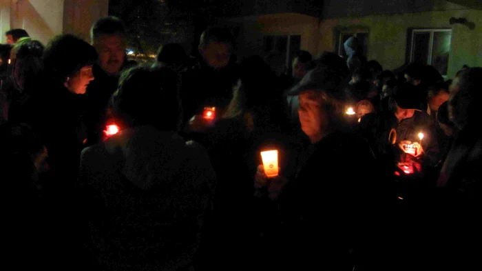 Credincioşii şi-au împărţit Lumina Sfântă