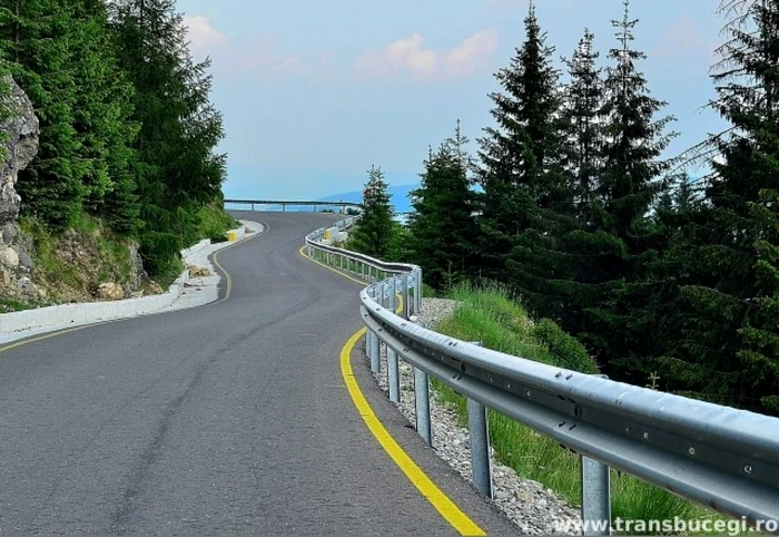 TransBucegi începe din Drumul Judeţean DN71, care face legătura între Sinaia şi Târgovişte, cu puţin înainte ca acesta să ajungă la Cabana Cota 1000