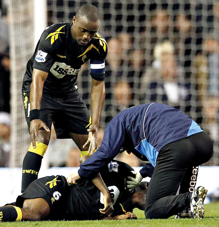 Fabrice Muamba a făcut infarct pe teren, dar şi-a revenit la spital