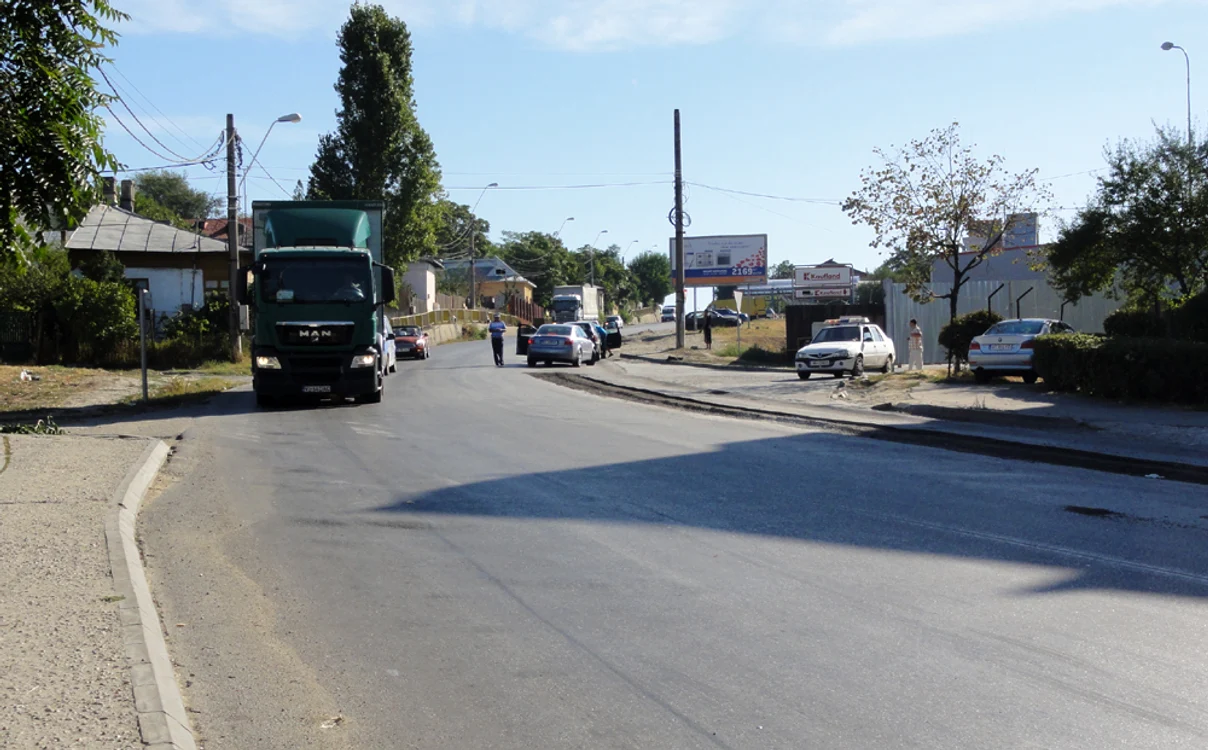 Unii şoferi cred că pot fenta interdicţia de pe strada Oituz ocolind prin spatele blocurilor de lângă Kaufland, aflat în imediata apropiere a arterei