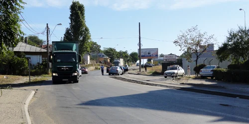 Unii şoferi cred că pot fenta interdicţia de pe strada Oituz ocolind prin spatele blocurilor de lângă Kaufland, aflat în imediata apropiere a arterei