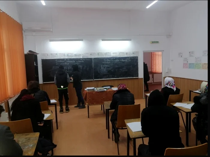 Săteni la școală în Șupitca în seriile anterioare FOTO Cosmin Zamfirache