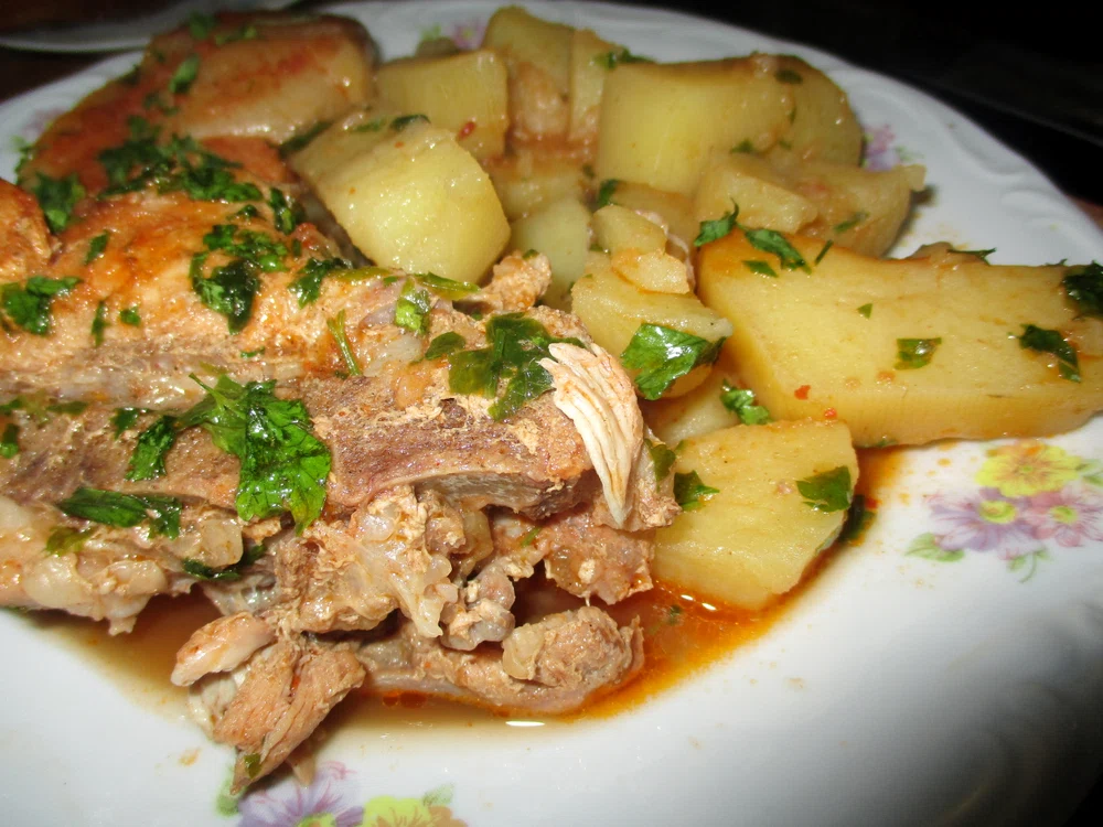 
    Tocăniţă de cartofi cu cozi de porc  