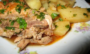 tocanita de cartofi cu cozi de porc  jpeg