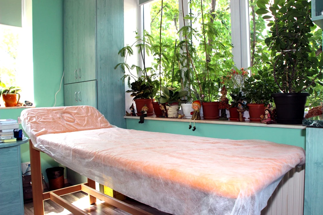 Patul din cabinetul doctorului Victor BoţFoto: homeopatieconstanta.ro