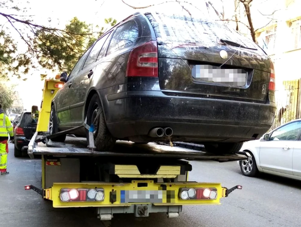 Ora 16.00 - Miercuri, maşina lui Nilă a fost ridicată de hingherii auto