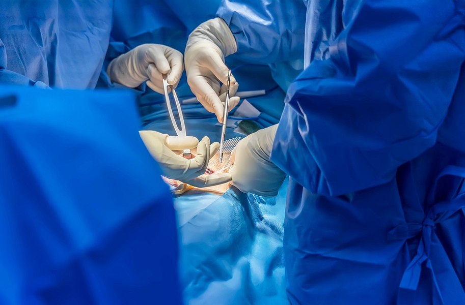 „Ați lăsat ceva în mine”. Chirurg certat de un pacient operat de un abces cât un ou de găină: „AI-ul zice că operația trebuia să dureze o oră!”