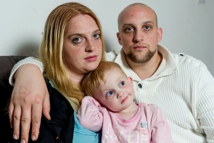 
    Au vrut să-și ajute fetița care suferă de o boală rară, dar autoritățile i-au acuzat de abuzFoto Mirror.co.uk  